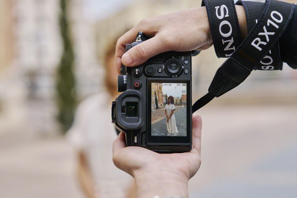 Sony RX10 V | 24–600 mm* High-zoom Camera with Real-time Recognition AF, 20.1 MP Sensor and 30 fps blackout-free burst shooting | DSC-RX10M5 - Image 9